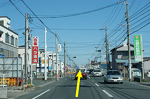 左手にハラ酒店さん、右手に佐藤町診療所さんが見えてきたらもう少しで、看板が見えてきます