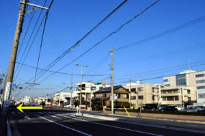 ムトウさんの看板が見えたら、その信号を左折してください