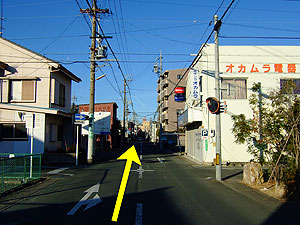 右手にオカムラ電器さんが見えますが、まっすぐ走ってください