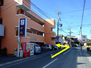 河西クリーニング屋さんの次の三叉路を左折